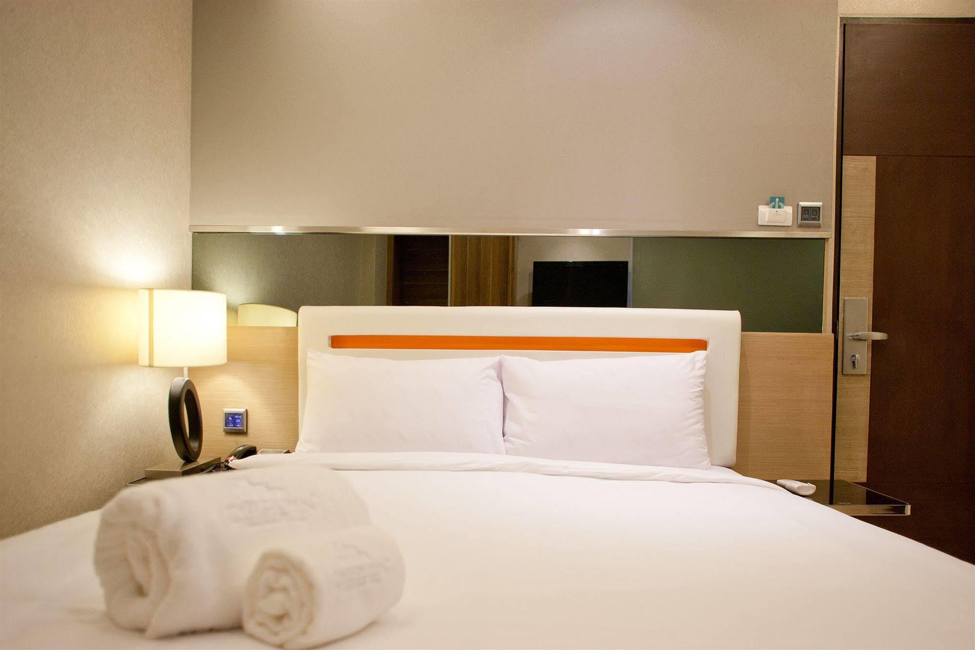 Arawana Express Phromphong Hotel Bangkok Exterior photo